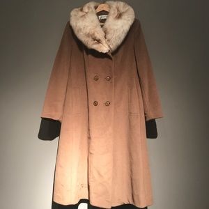 Gorgeous long warm coat w/oversize fur collar